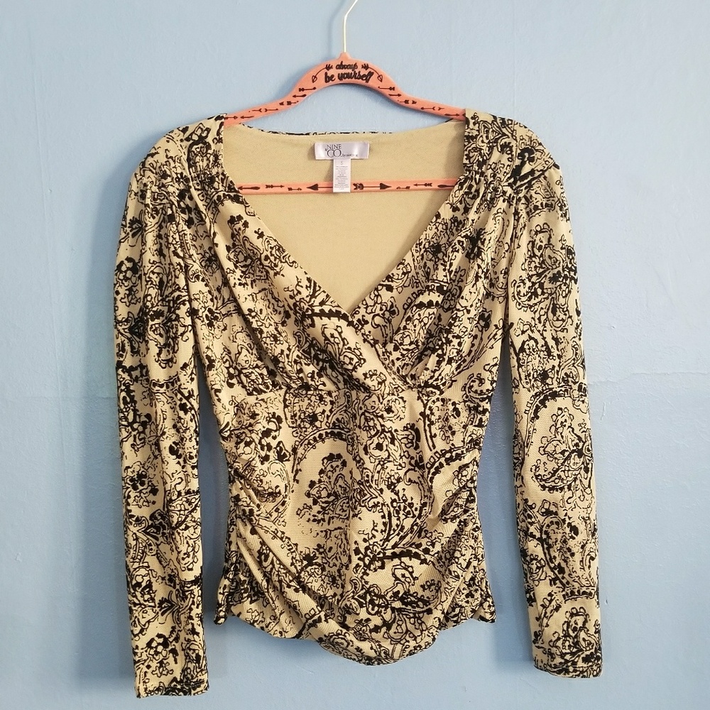 Nine&Co  tan and black surplice shirt. Size S